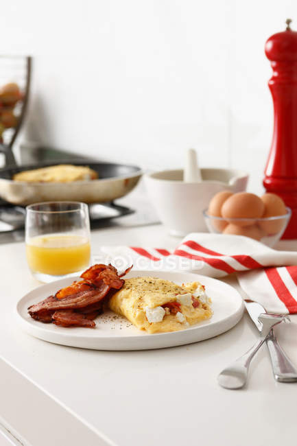 Тарелка с яйцами и беконом — стоковое фото