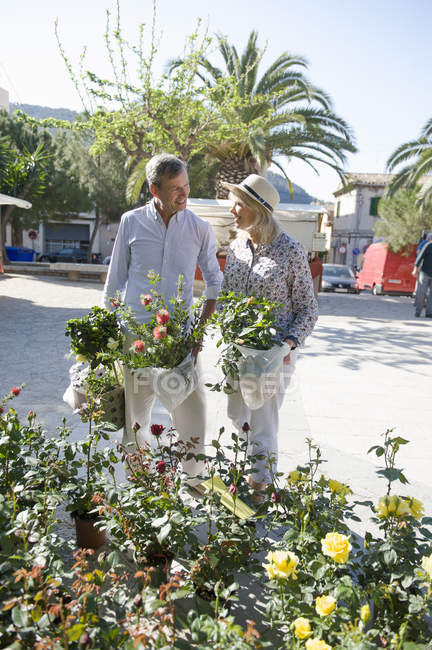 Pareja de compras en el mercado de flores, Mallorca, España - foto de stock