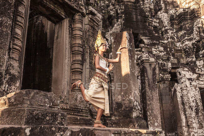 Femme Apsara Dancer, debout sur une jambe, Bayon Temple, Angkor Thom, Cambodge — Photo de stock