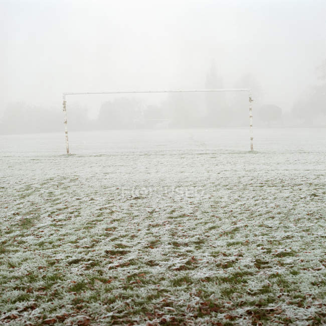 Футбольные ворота на морозном поле — стоковое фото