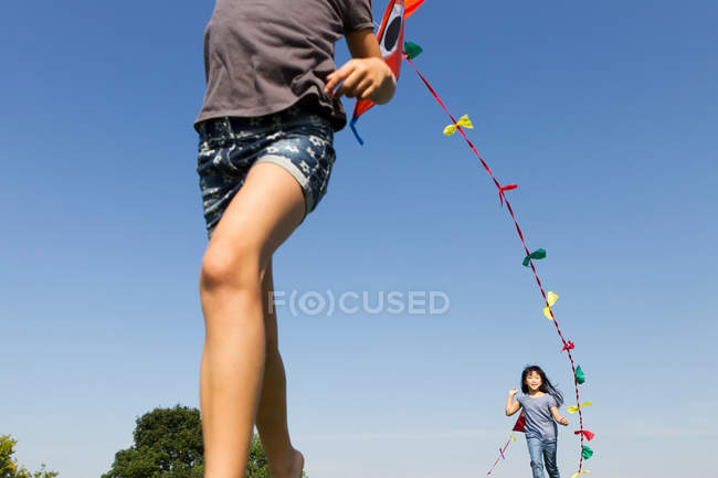 Kinder spielen mit Drachen im Freien — Stockfoto