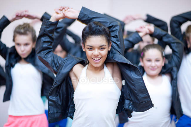 Adolescentes sorridentes dançando em estúdio — Fotografia de Stock