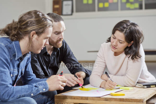 People brainstorming in meeting — Stock Photo