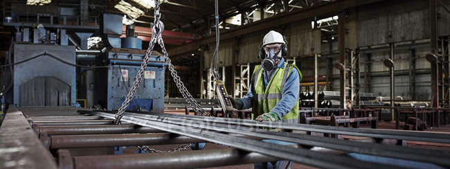 Ritratto di un lavoratore siderurgico nell'ambiente di lavoro industriale — Foto stock