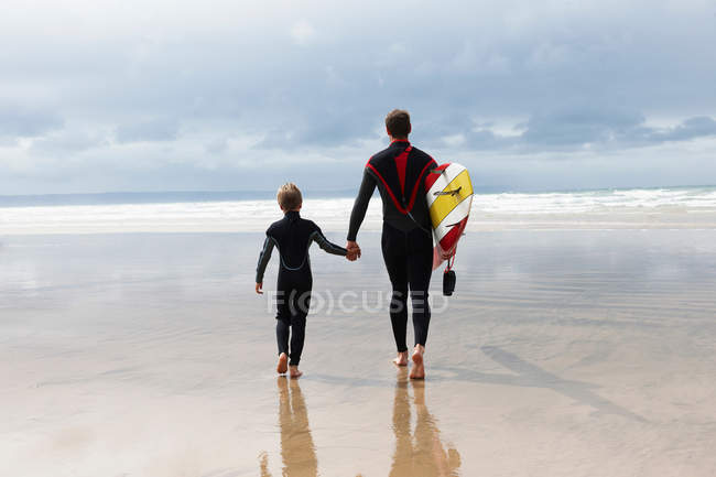 Father and Son going surfing — Stock Photo