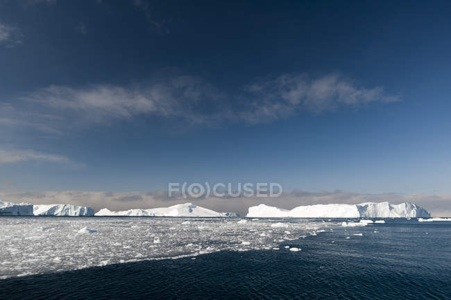 Scenic view of sea ice and icebergs, Ilulissat icefjord, Disko Bay, Greenland — Stock Photo