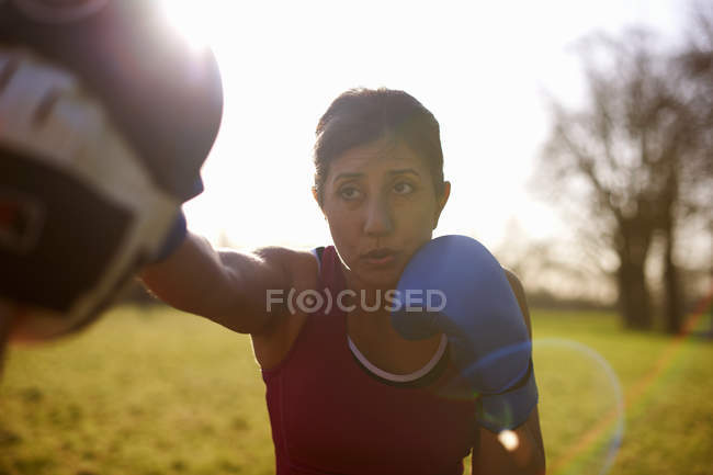 Entrenamiento de boxeadora femenina madura en el campo - foto de stock