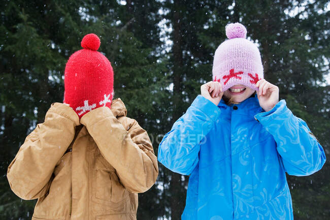 Niños jugando con sombreros de lana - foto de stock