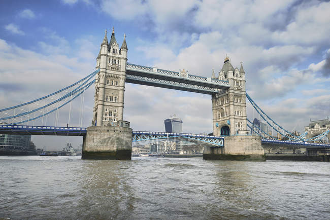 Вид на Тауэрский мост и Тэймс, Лондон, Великобритания — стоковое фото