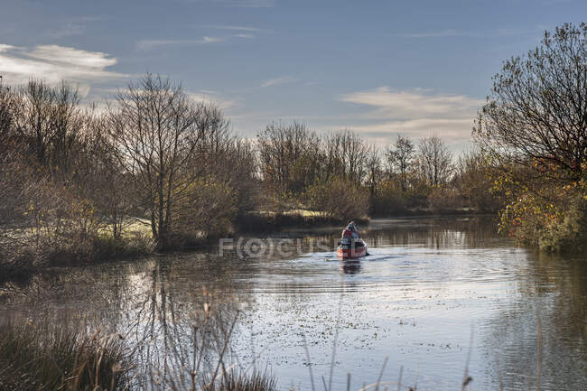 Two women in canoe on river — Stock Photo