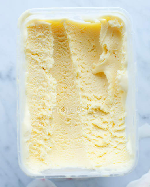 Блюдо полусъеденного ванильного мороженого — стоковое фото
