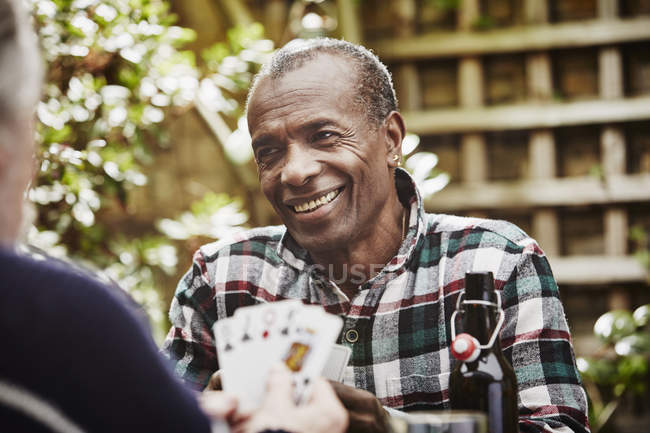 Hombres mayores jugando a las cartas - foto de stock
