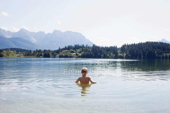 Garçon nageant dans le lac, vue arrière — Photo de stock