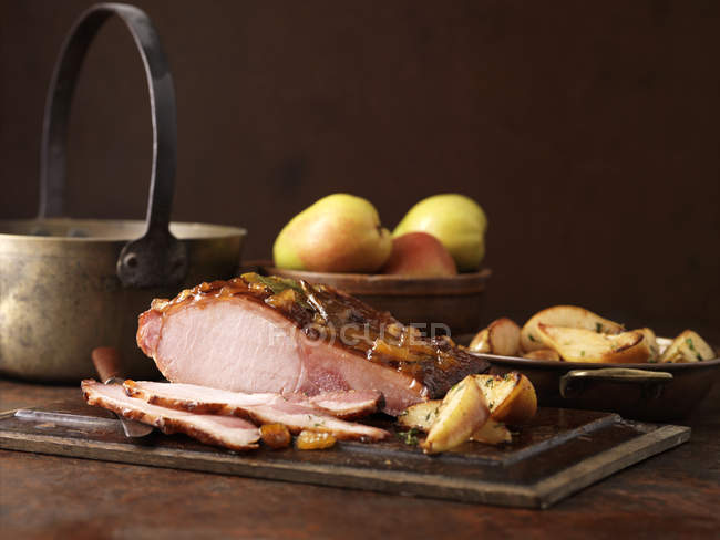 Lombo de porco com batatas e peras — Fotografia de Stock
