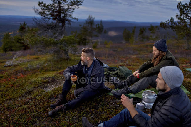Senderistas relajándose con café en la cima de la colina, Keimiotunturi, Laponia, Finlandia - foto de stock
