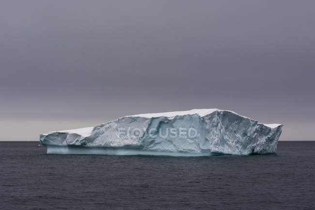 Icebergs sob um céu tempestuoso, canal Lemaire, Antártida — Fotografia de Stock