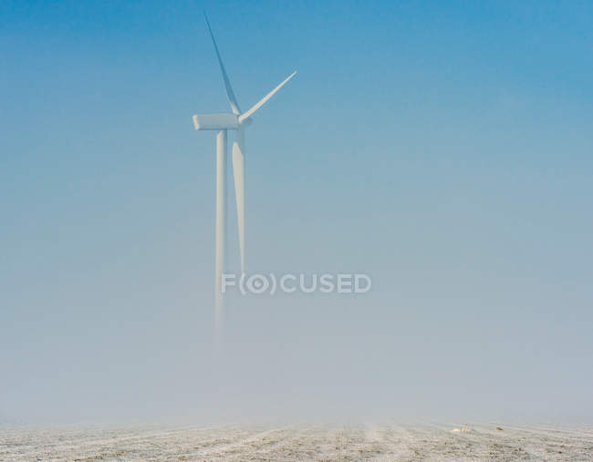 Turbina eólica na paisagem nevada — Fotografia de Stock