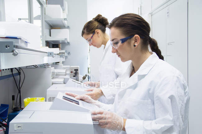 Estudiantes de biología trabajando en laboratorio - foto de stock