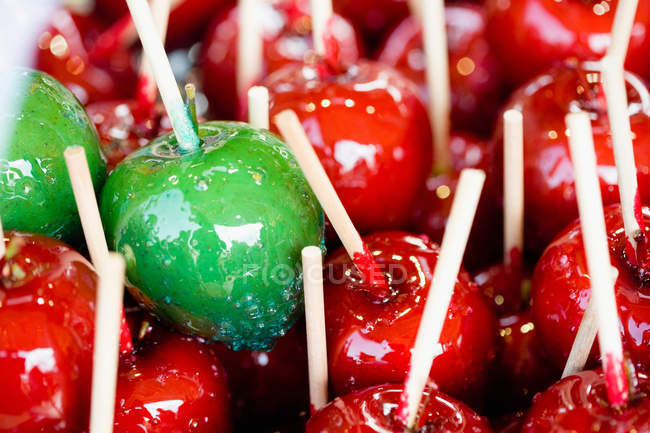 Pilha de maçãs cristalizadas vermelhas e verdes, close up shot — Fotografia de Stock
