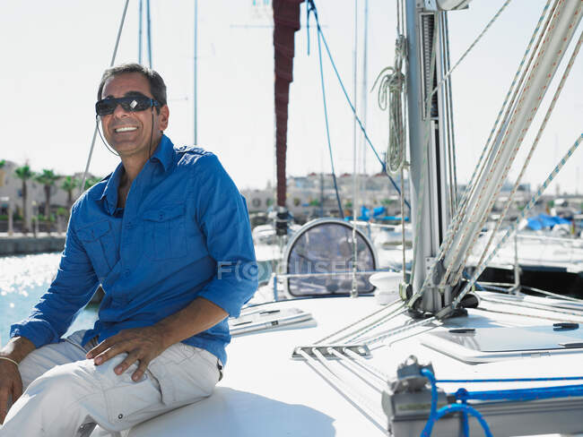 Зрелый человек в солнечных очках на яхте — стоковое фото