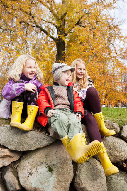 Enfants portant des bottes de pluie à l'extérieur — Photo de stock