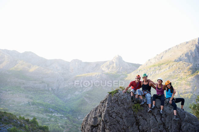 Quattro arrampicatori seduti sulla roccia — Foto stock