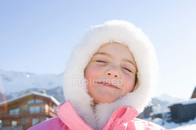 Ritratto di giovane ragazza nella neve — Foto stock