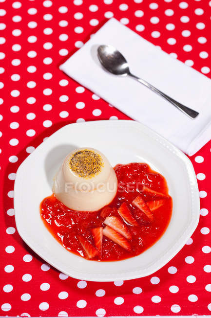 Panna cotta con marmellata di fragole — Foto stock