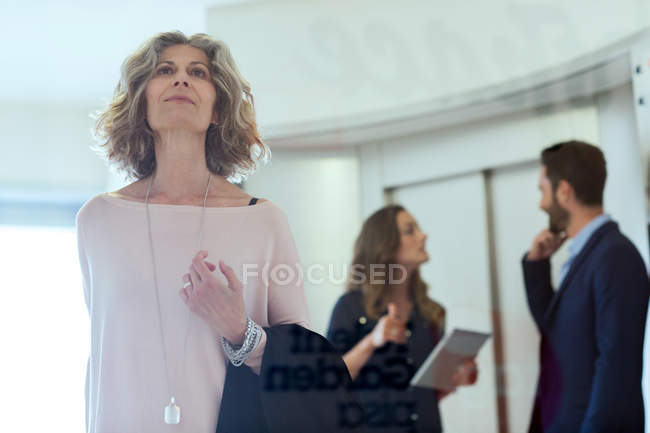 Senior businesswoman nella lobby degli uffici, focus selettivo — Foto stock