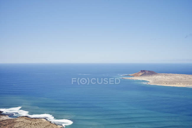 Ilhas Lanzarote e oceano sob luz solar brilhante, Espanha — Fotografia de Stock