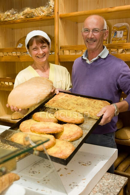 Gente en una panadería - foto de stock