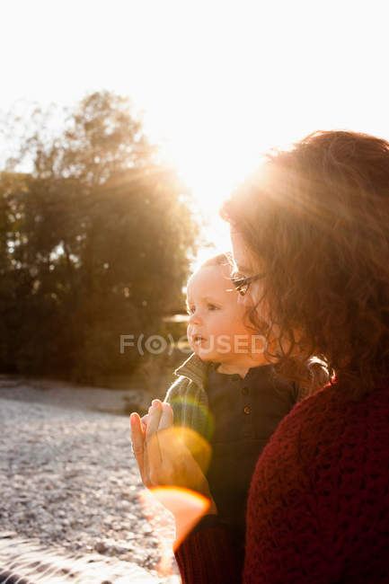 Mère tenant bébé à l'extérieur — Photo de stock