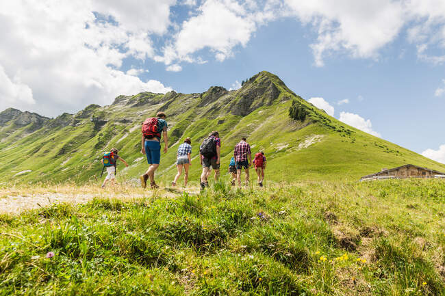 Grupo de amigos senderismo, Tirol, Austria - foto de stock