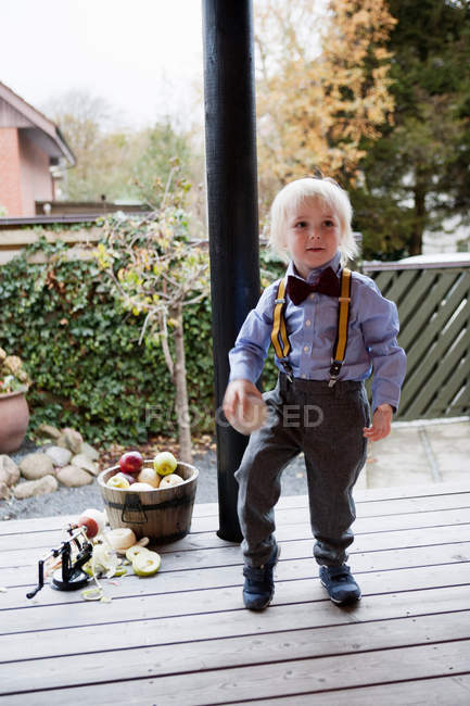 Menino vestindo suspensórios e laço — Fotografia de Stock