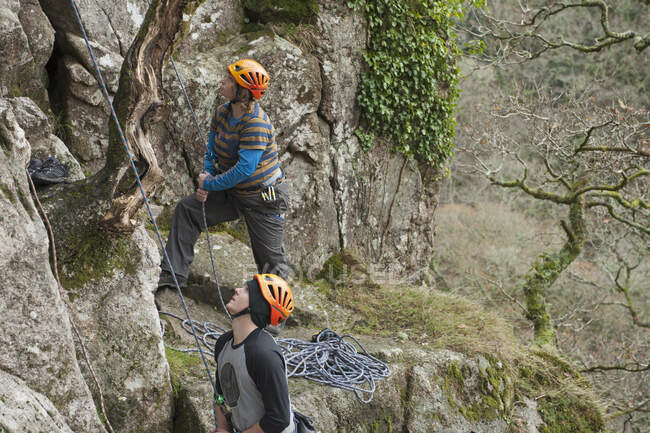 Due scalatori che guardano in alto — Foto stock