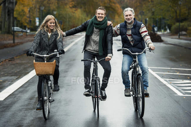 Amigos de bicicleta na rua — Fotografia de Stock