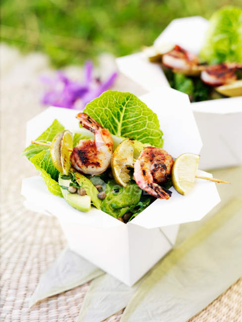 Crevettes avec salade dans des boîtes à emporter — Photo de stock