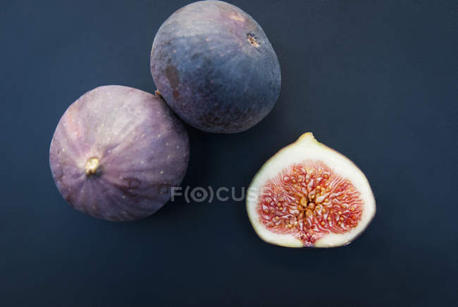 Top view of whole and half figs — Stock Photo