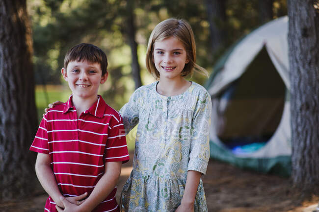 Crianças de pé juntas no acampamento — Fotografia de Stock