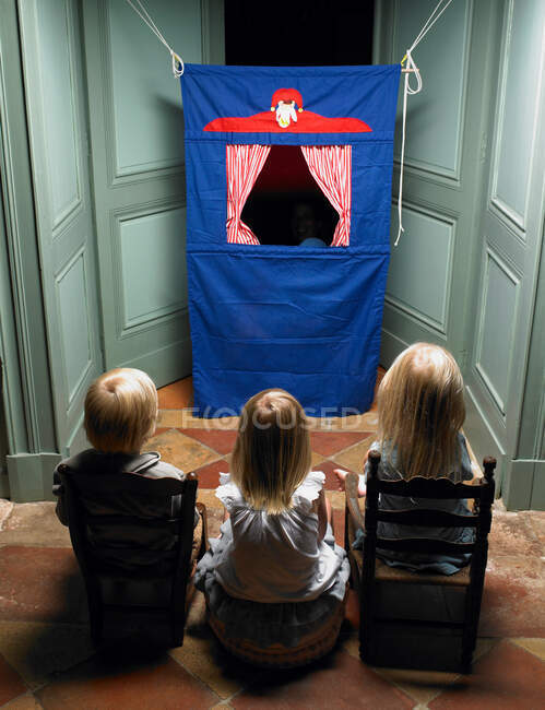 Bambini guardando uno spettacolo di marionette — Foto stock