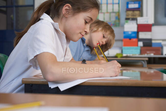 Enfants travaillant à l'école — Photo de stock