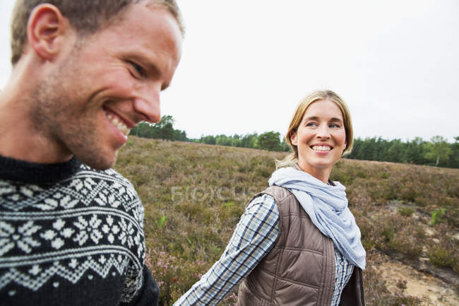 Взрослая пара улыбается, закрывается — стоковое фото