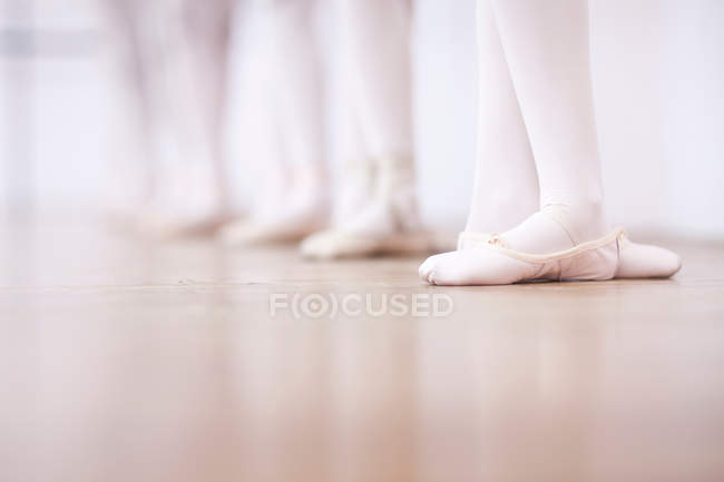 Adolescent ballerines pieds poise — Photo de stock