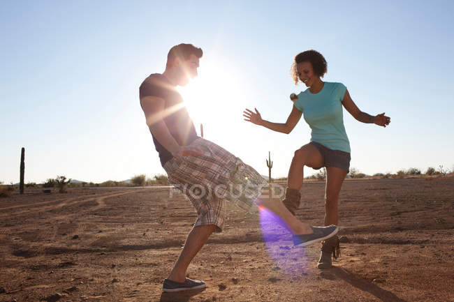Paar spielt mit Hackey Sack im Freien — Stockfoto