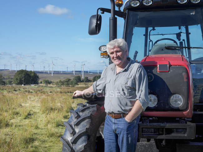 Portrait d'agriculteur et propriétaire foncier avec parc éolien en arrière-plan — Photo de stock