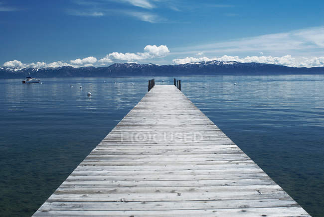 Doca de madeira em lago imóvel — Fotografia de Stock