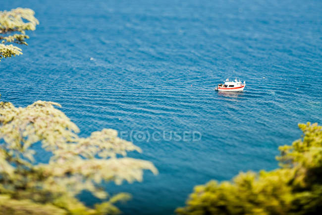 Рибальський човен біля узбережжя — стокове фото