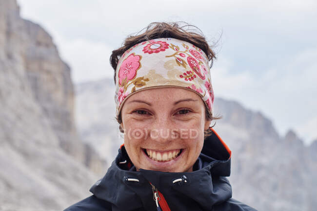 Портрет мандрівника, який дивиться на камеру, усміхаючись, Австрія. — стокове фото