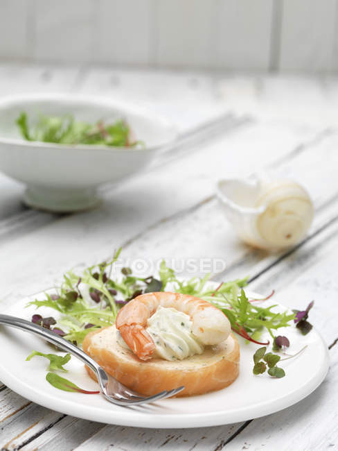 Piatto di frutti di mare con micro insalata di foglie verdi miste e bietola — Foto stock