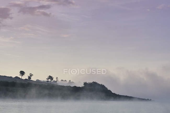 Nebbia sul lago di Wimbleball all'alba, Exmoor, Somerset, Inghilterra — Foto stock
